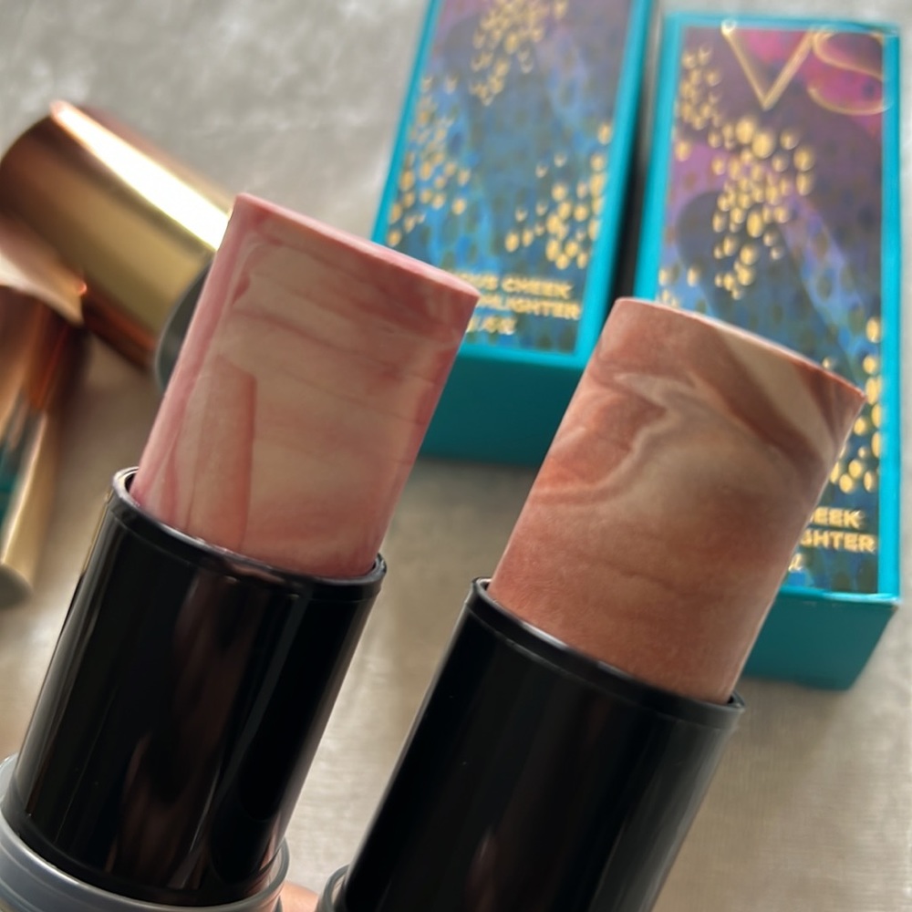 Victoria’s Secret Luminous Cheek & Face Highlighter